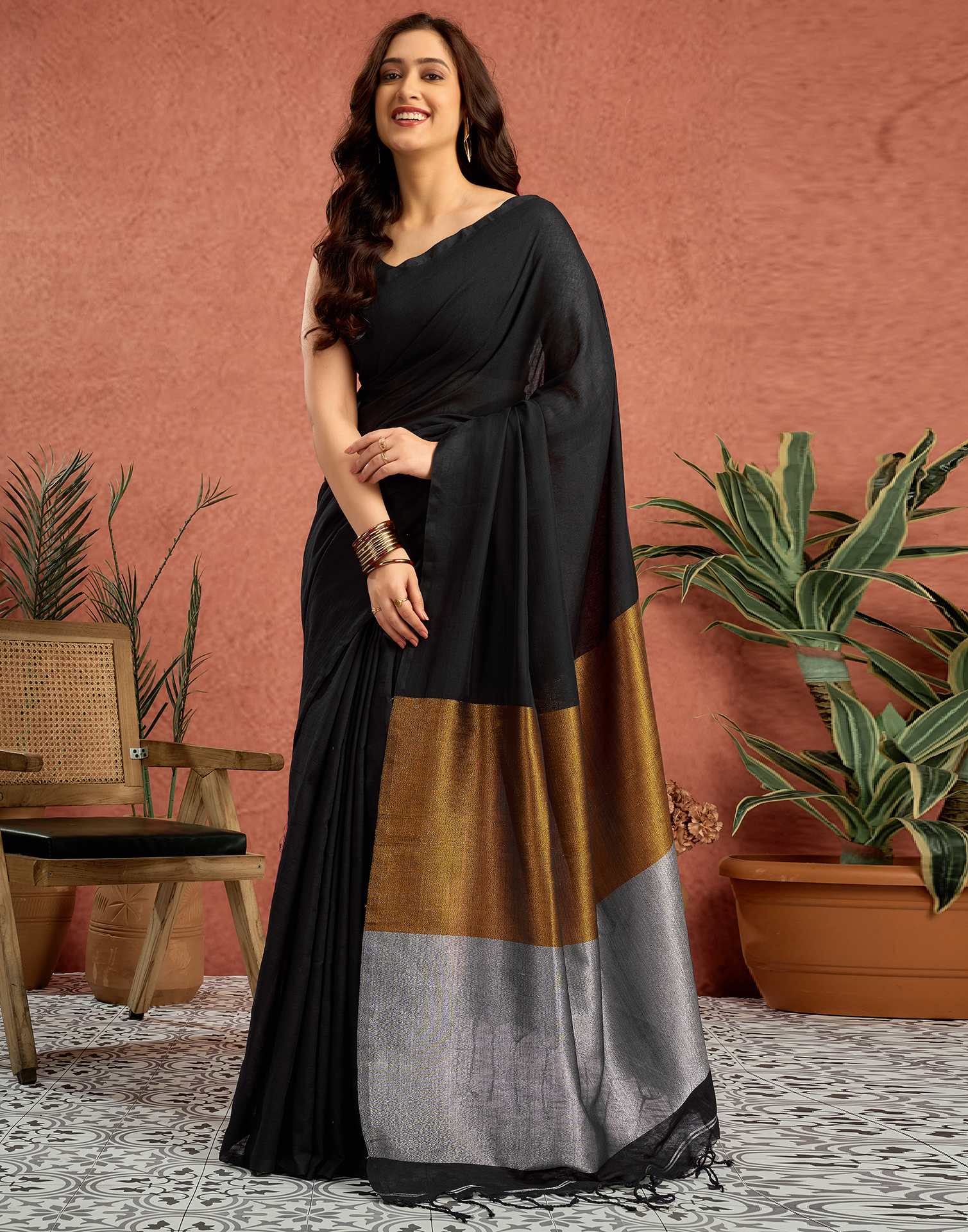 Black Linen Zari Pallu Solid Saree