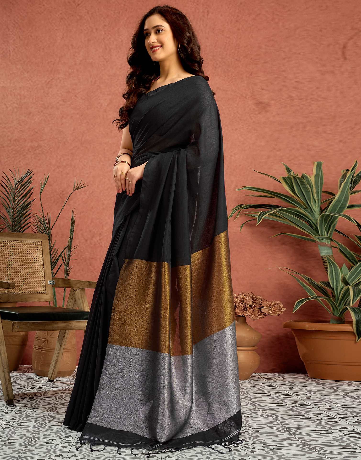 Black Linen Zari Pallu Solid Saree