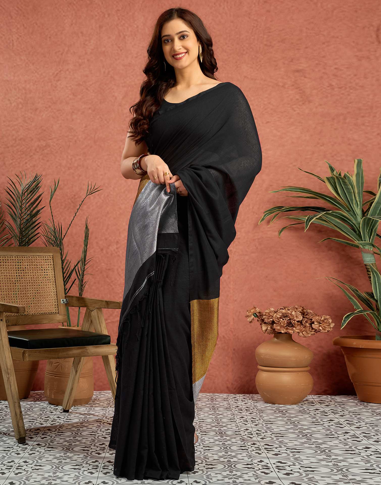 Black Linen Zari Pallu Solid Saree