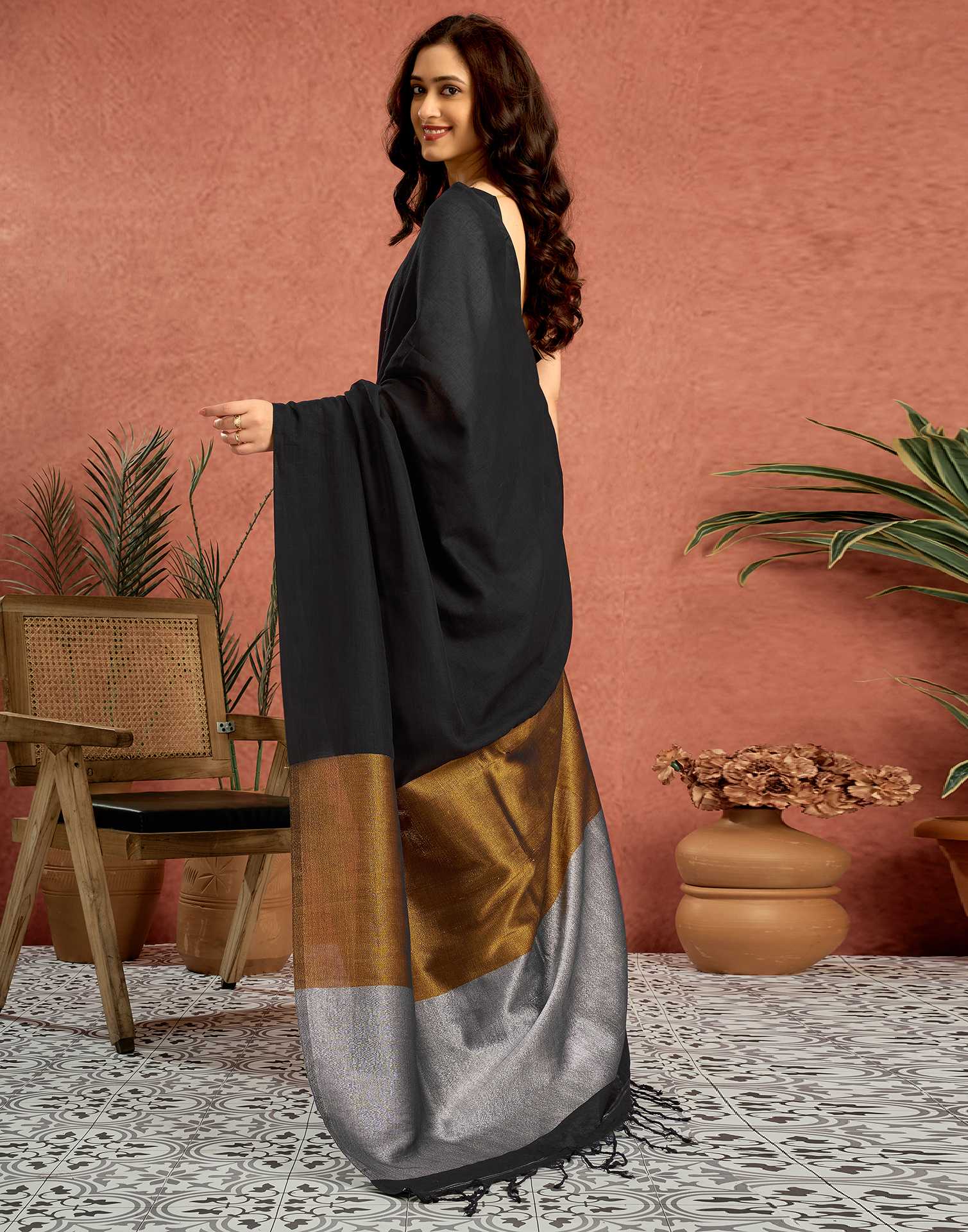 Black Linen Zari Pallu Solid Saree