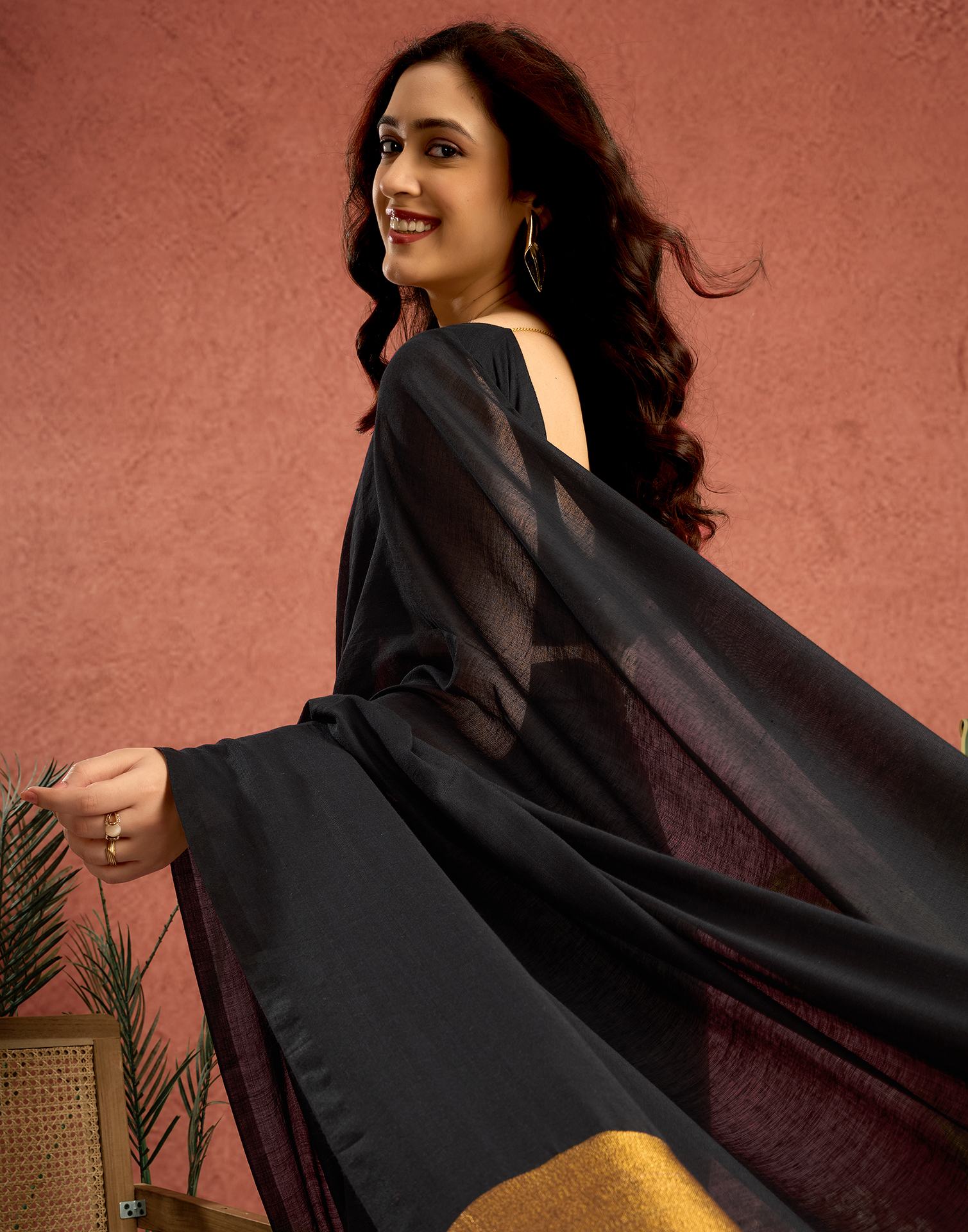 Black Linen Zari Pallu Solid Saree