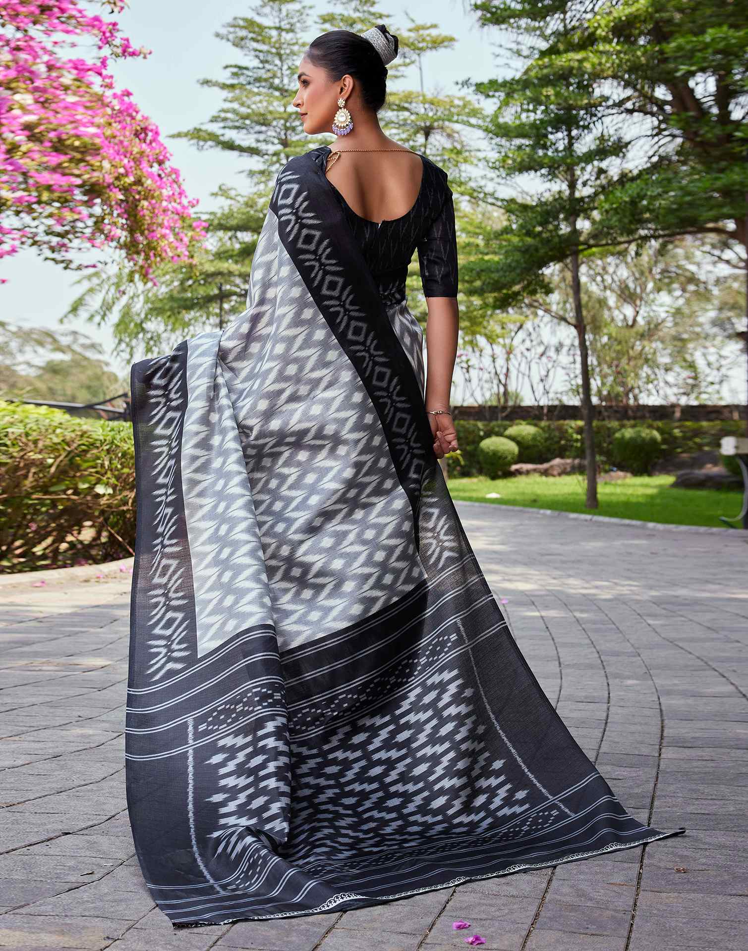Grey Cotton Blend Ikkat Printed Saree