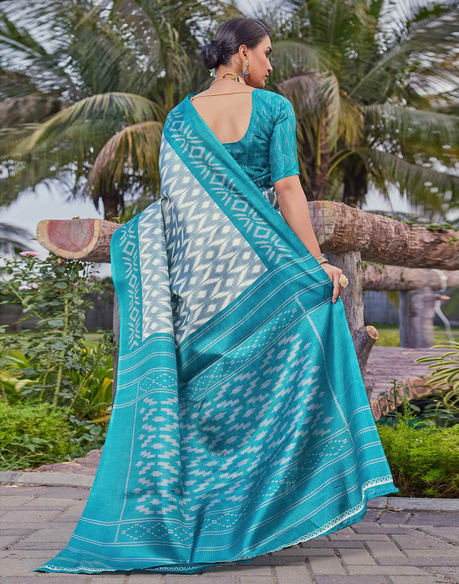 Grey Cotton Blend Ikkat Printed Saree