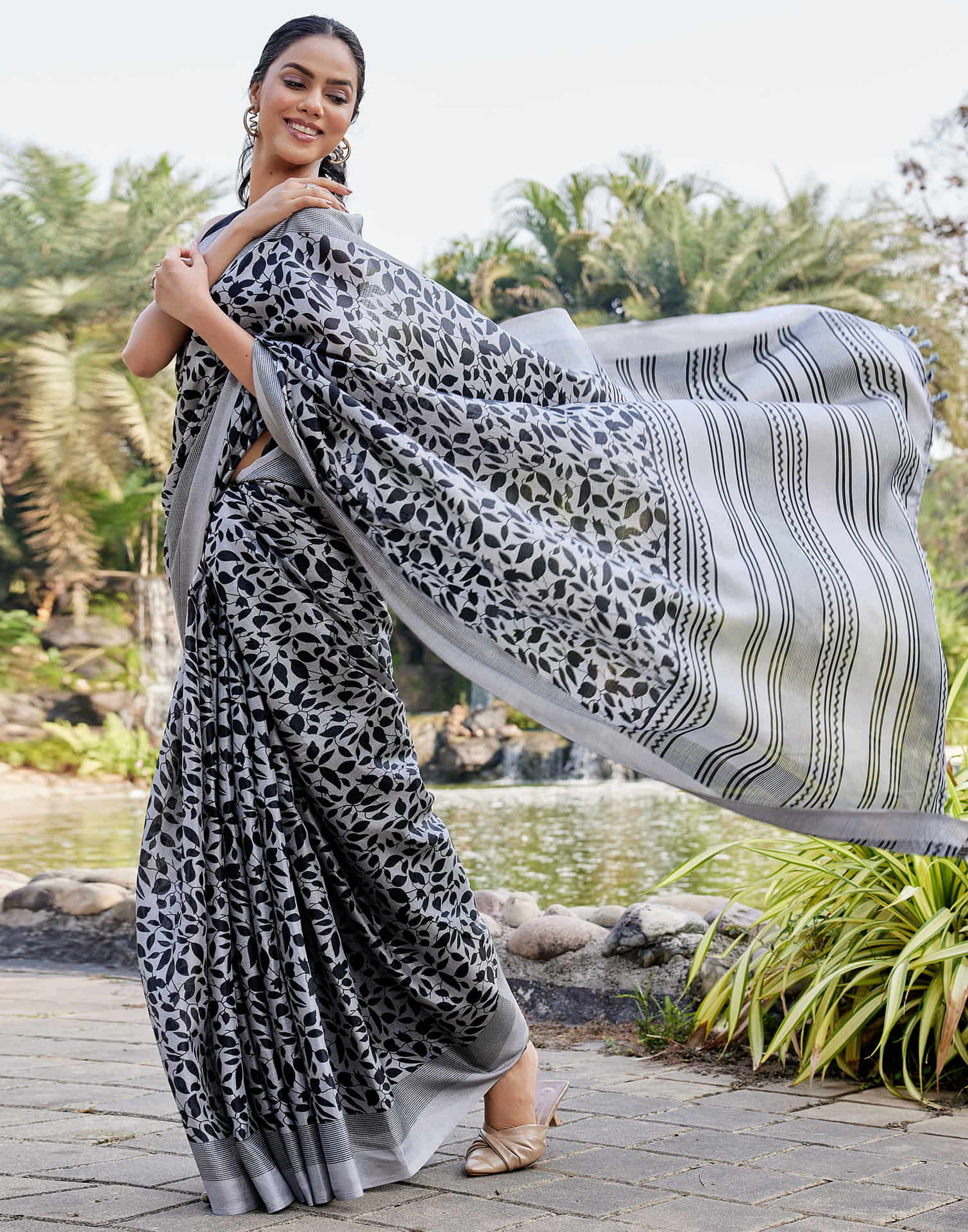 Grey Cotton Blend Printed Saree