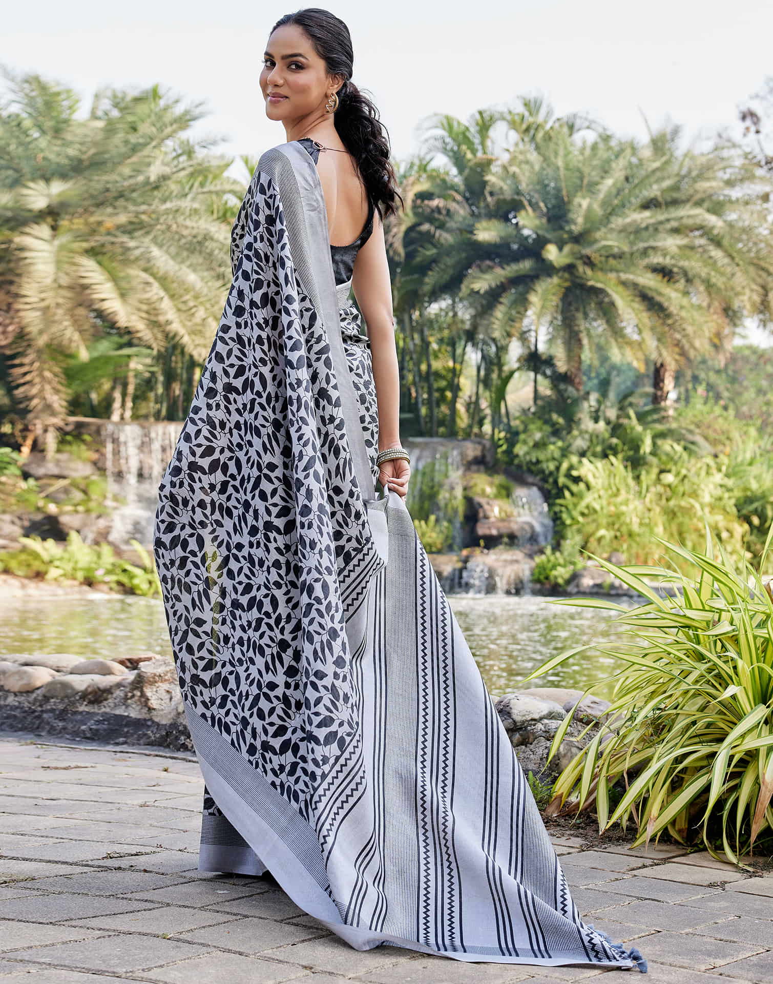 Grey Cotton Blend Printed Saree