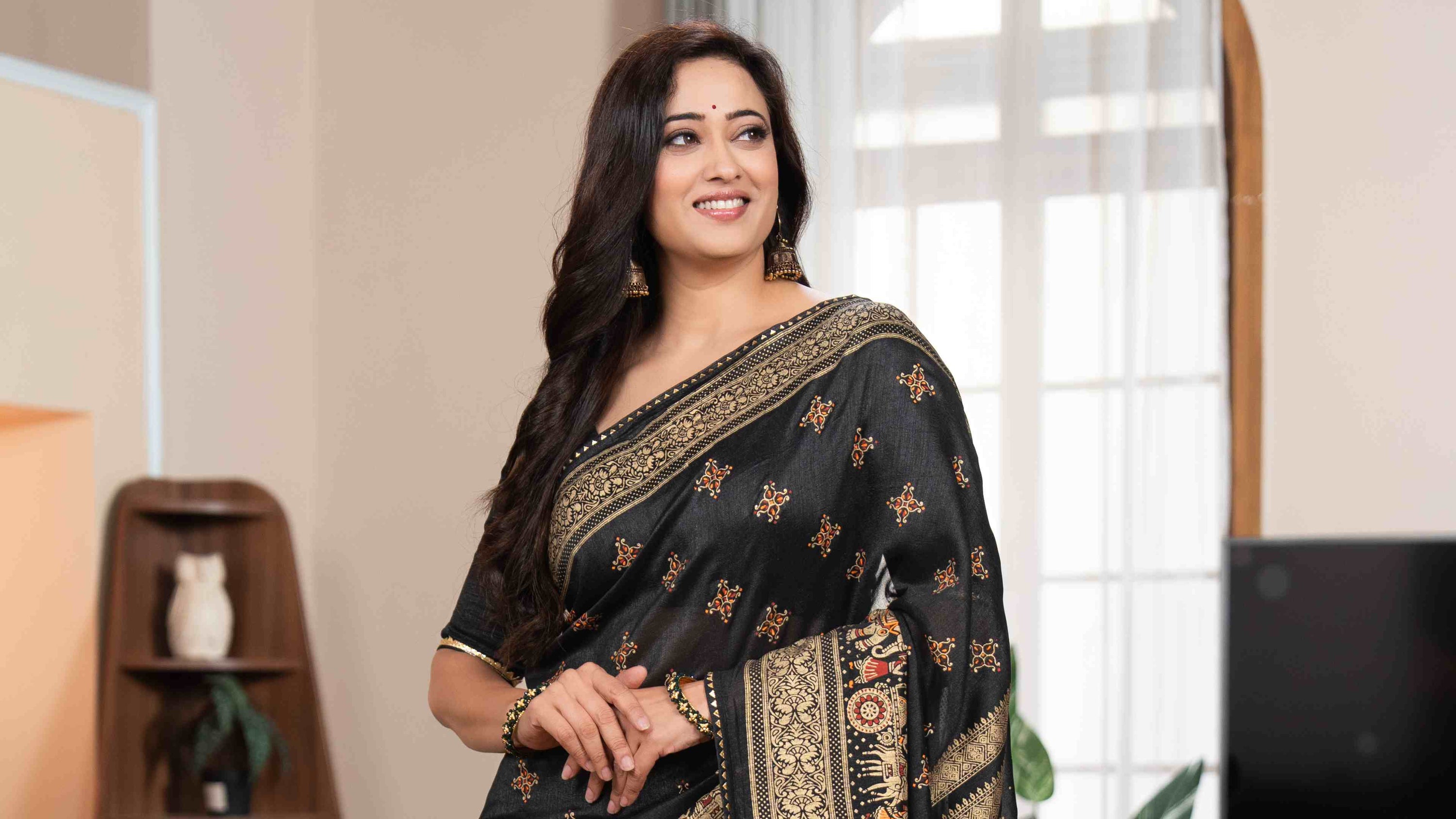 Makar Sankranti Black Saree Look: Styling Tips & Fabrics