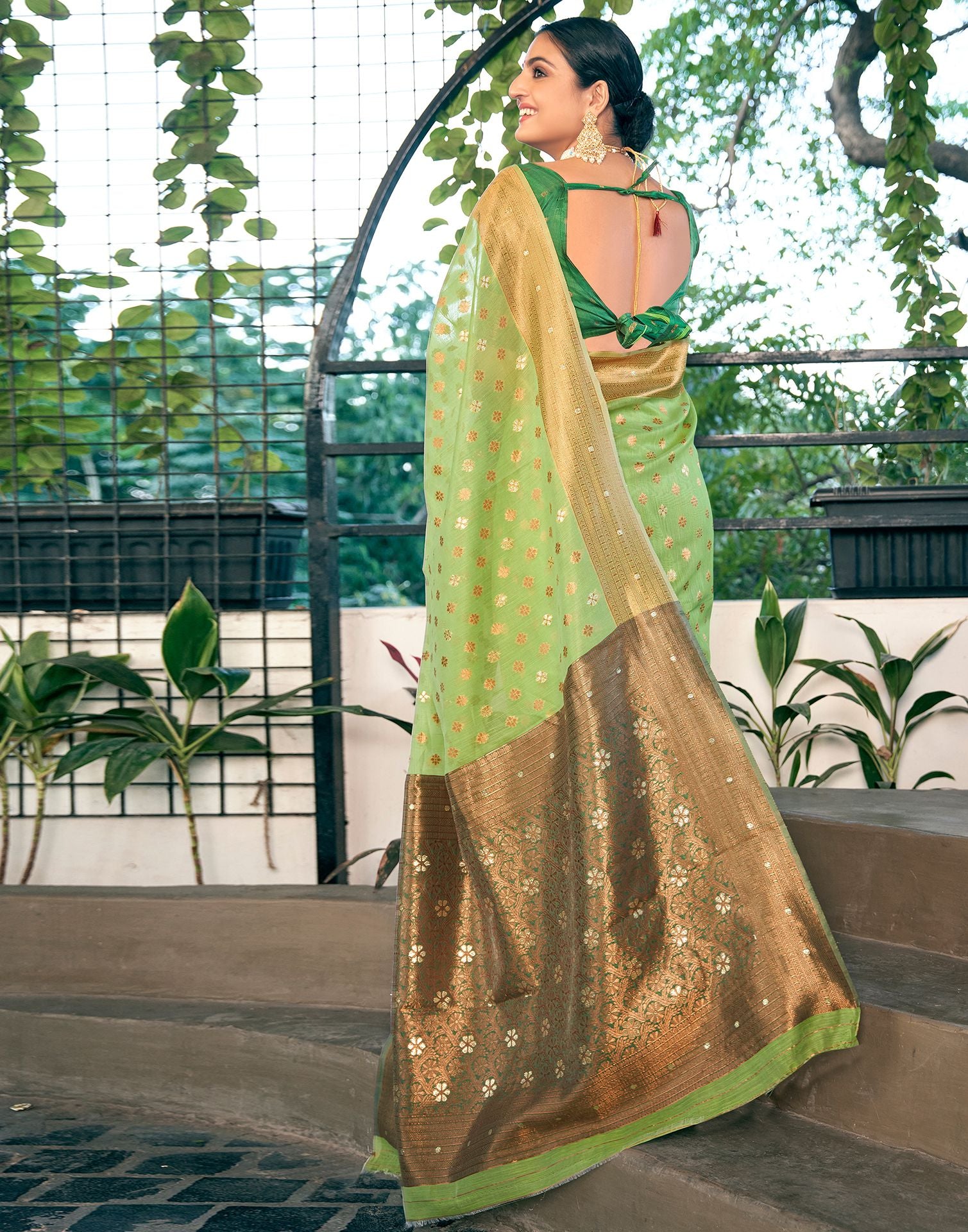 Linen sarees below 1500 best sale