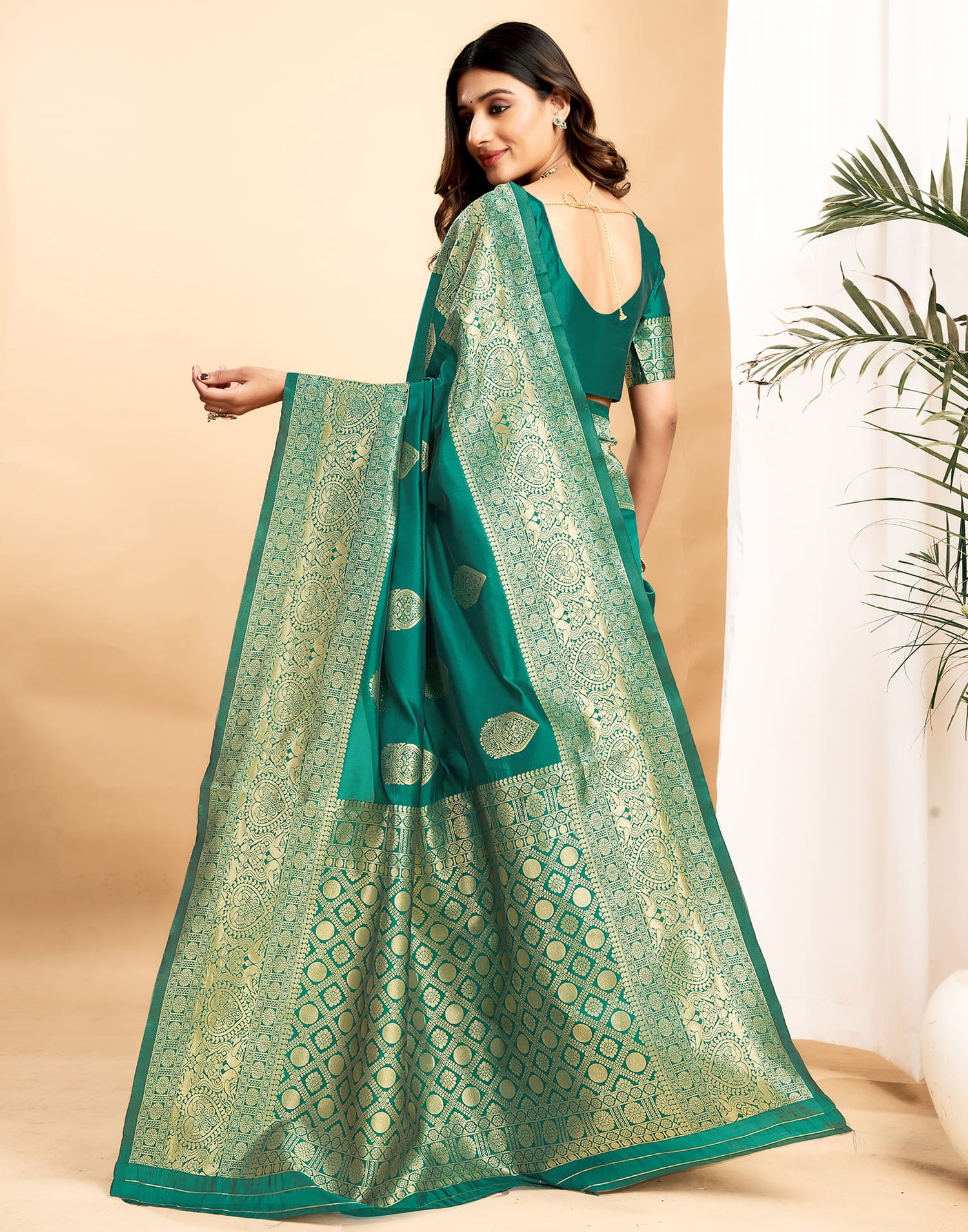 Green Silk Blend Woven Kanjivaram Saree