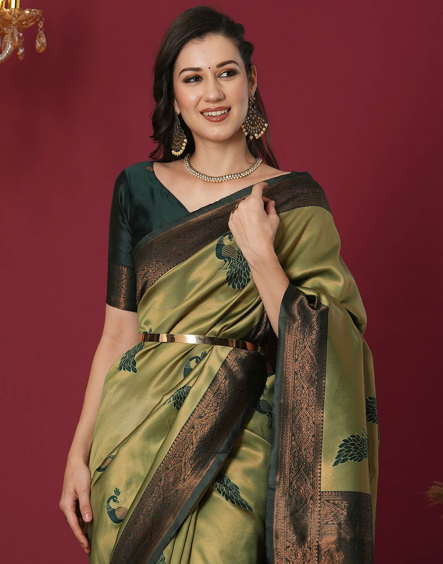 Green Silk Blend Woven Woven Saree