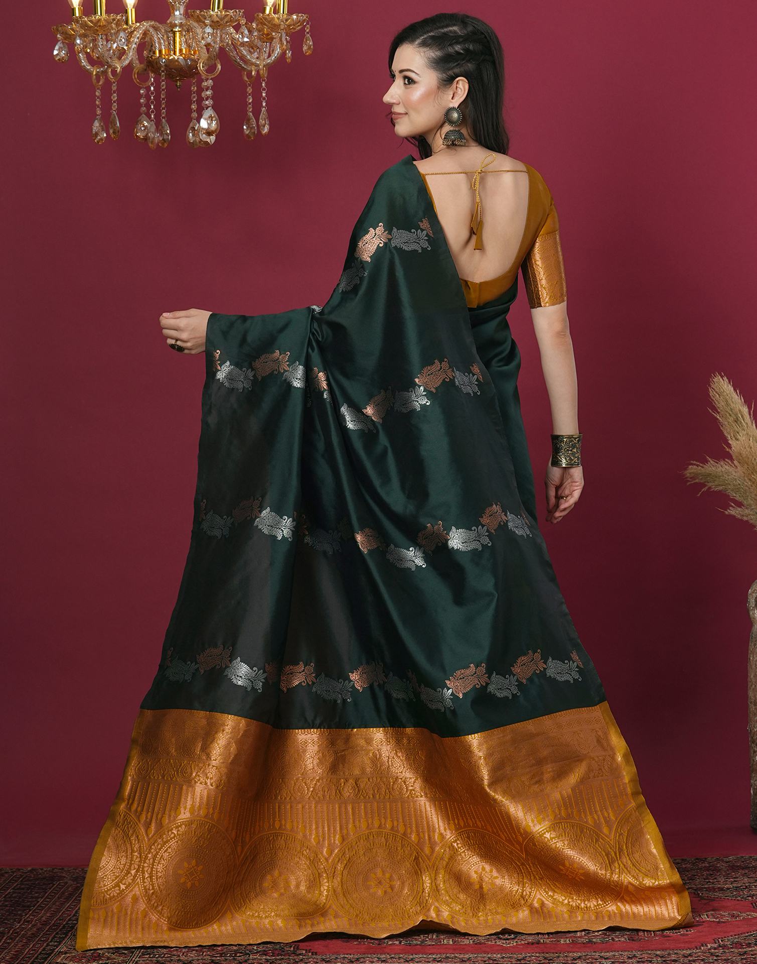 Green Silk Blend Woven Woven Saree