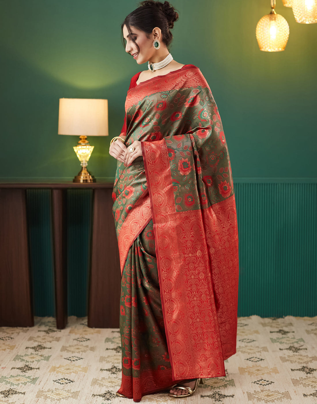 Green Silk Blend Woven Woven Saree