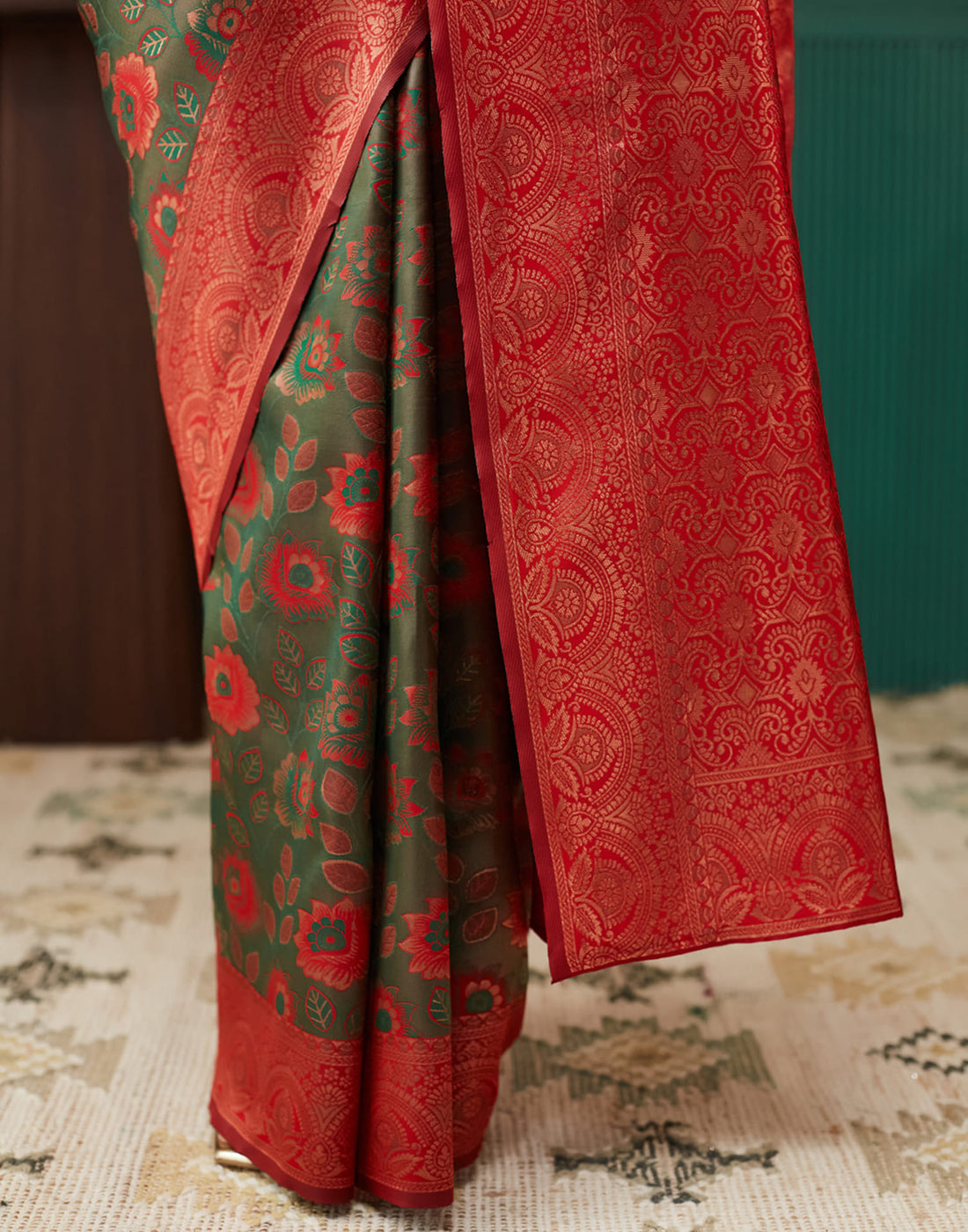 Green Silk Blend Woven Woven Saree