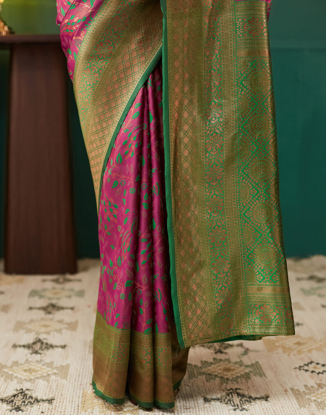 Pink Silk Blend Woven Woven Saree