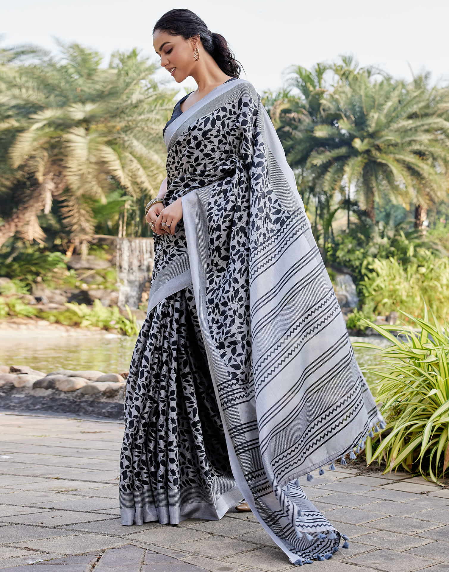 Grey Cotton Blend Printed Saree